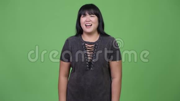 快乐超重的亚洲女人笑视频的预览图