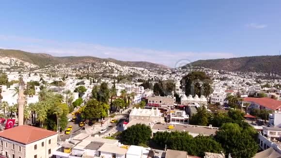 Bodrum市中心白房子码头清真寺和尖塔无人驾驶飞机射击MuglaTURKEY视频的预览图