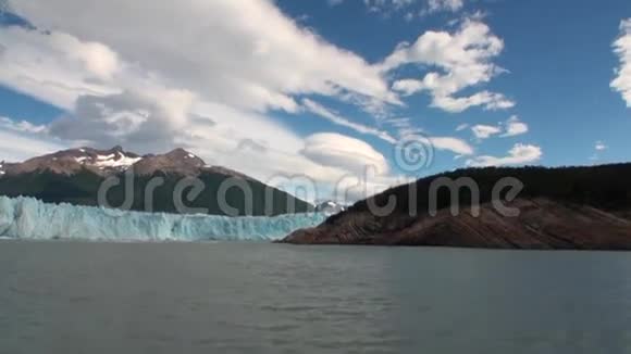 南极洲云层背景下的雪山冰川冰山视频的预览图