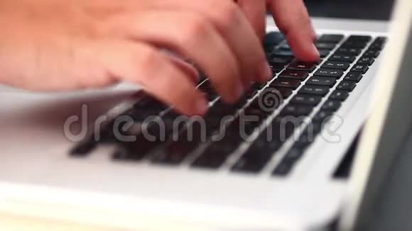 人的手在键盘上打字视频的预览图