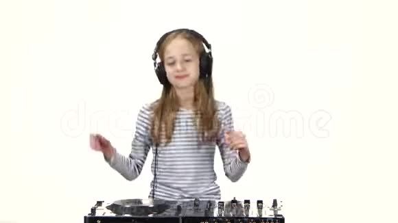 戴着耳机的少女跳舞视频的预览图