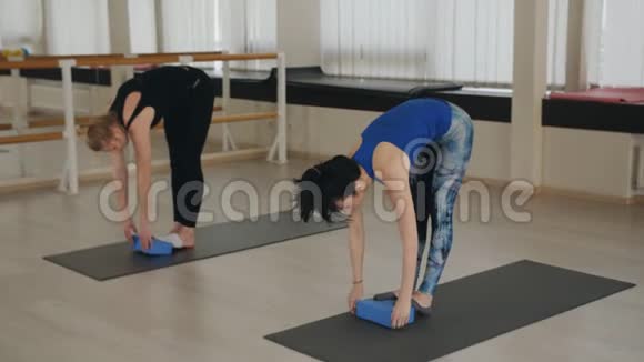 两个女人在健身房做普拉提锻炼视频的预览图