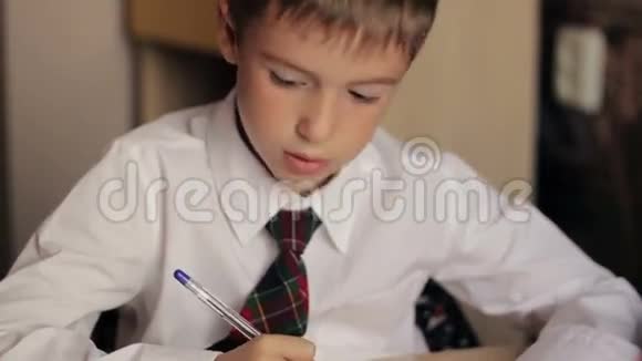 一个穿白色衣服的小男孩特写视频的预览图
