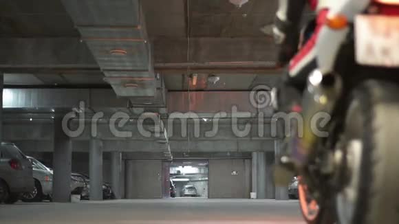 驾驶运动摩托车的人视频的预览图