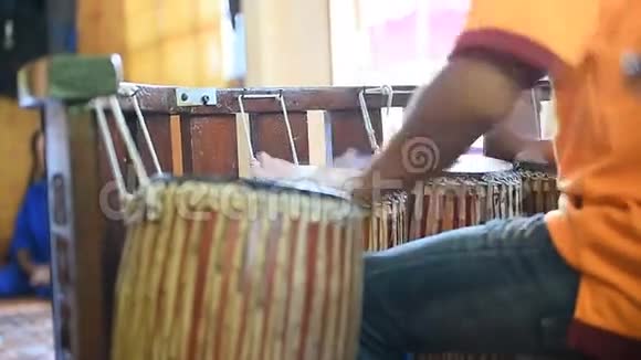 泰国音乐家演奏泛芒视频的预览图