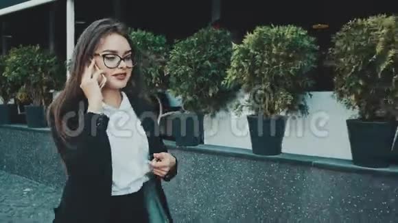 年轻漂亮聪明的商务女孩穿着商务服走路视频的预览图