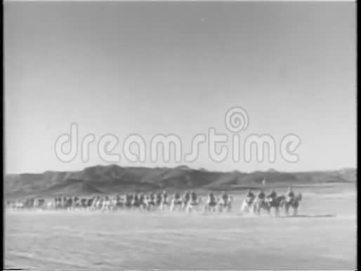 骑马的士兵穿越沙漠视频的预览图
