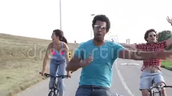 三个年轻人骑自行车玩得很慢视频的预览图