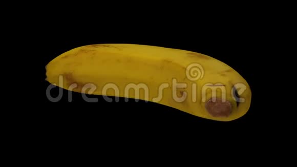 在黑色背景上旋转香蕉02A环视频的预览图