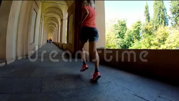 女人在门廊下奔跑视频的预览图