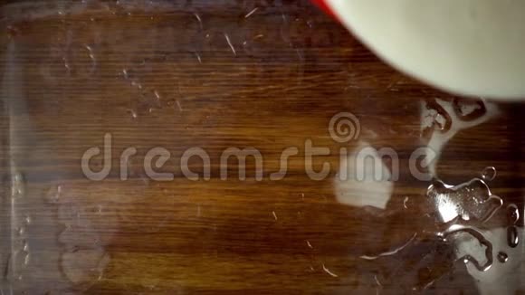 女人在木桌上准备蛋糕视频的预览图