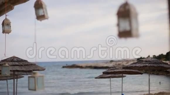 新娘首饰和海滩雨伞视频的预览图