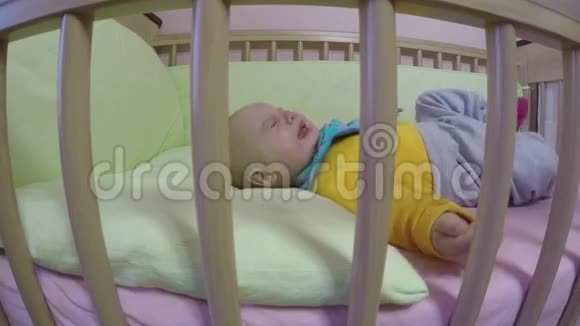 饿哭的宝宝用奶瓶冷静下来4K视频的预览图