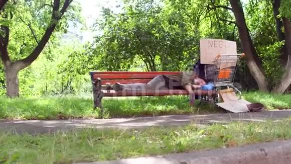 城市公园长椅上的无家可归老人视频的预览图