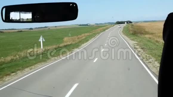 从驾驶舱可以看到乡村公路上的一辆公共汽车慢动作视频的预览图