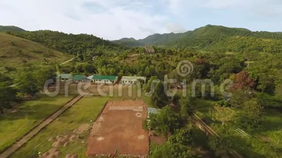 在马尔巴托村的山上教堂菲律宾死因巴拉望空中观景视频的预览图