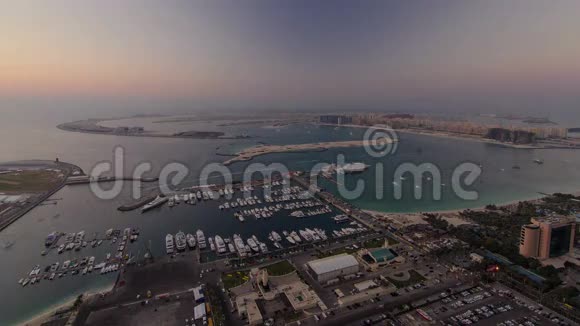 迪拜海滨广角全景从白天到晚上视频的预览图