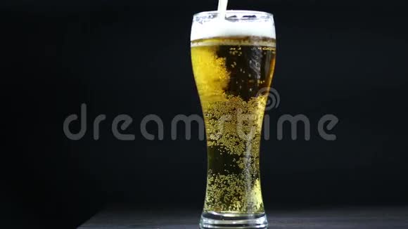 啤酒倒在黑底玻璃上视频的预览图