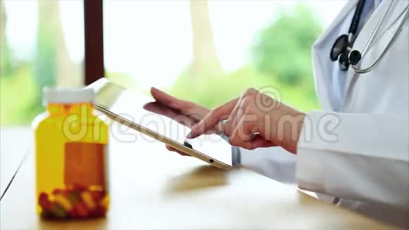 医生用的是平板电脑和药瓶视频的预览图