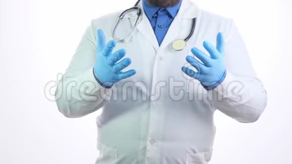 胖乎乎的医生白色背景上的白色外套视频的预览图