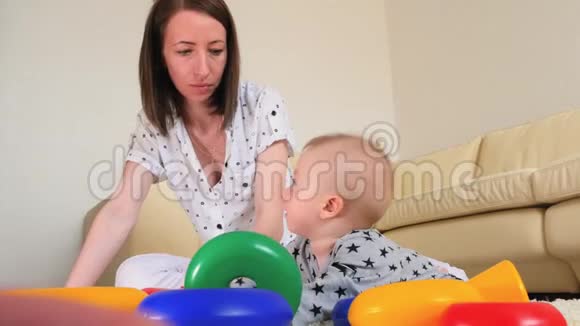可爱的母亲和孩子在家里一起在室内玩耍爱妈妈和幼儿玩耍玩得开心视频的预览图