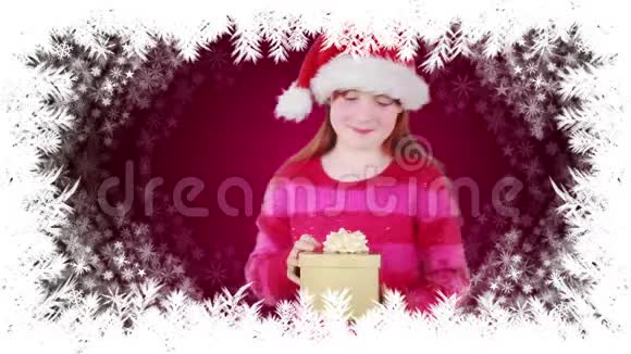 圣诞女孩在雪花边境开放礼物视频的预览图