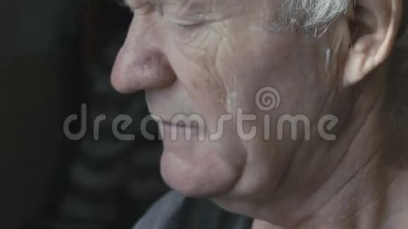 一个人一个人刮胡子的老人视频的预览图