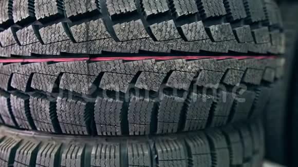 许多新的冬季轮胎在货架上和柱子上店的全景视频的预览图