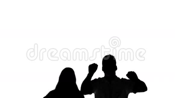 夫妇在白色背景上跳跃和举起手臂的剪影视频的预览图