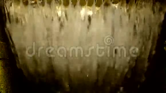 巨大的水晶水从滑槽瀑布流入地下真实的声音视频的预览图