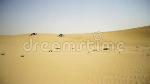 在日落时在阿拉伯沙漠的越野车和迪拜天际线或城市景观的空中观赏冒险沙漠之旅视频的预览图