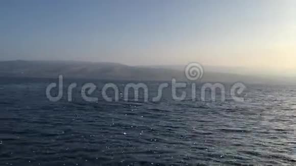 从船上日出时考艾岛在地平线上的景色视频的预览图