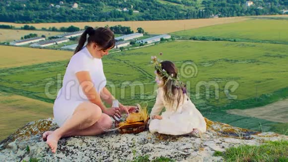母亲与小女儿在大自然视频的预览图