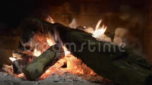 壁炉燃烧的原木视频的预览图
