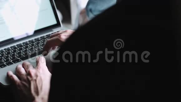 他坐在窗台上在膝上的笔记本电脑上奔跑视频的预览图