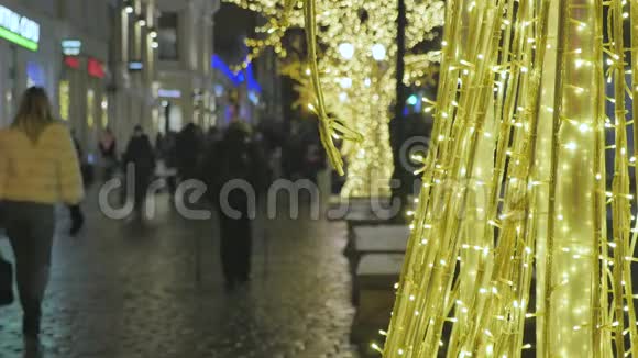 圣诞装饰特写在不聚焦的背景下人们在行走节日气氛视频的预览图