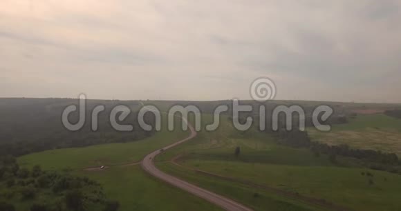 空中观景农村公路之间的田野农村公路之间的绿色田野与烟雾空气污染视频的预览图