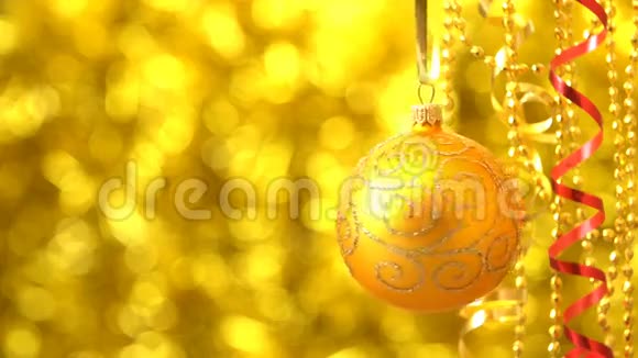 圣诞金球旋转新年装饰模糊的金波克视频的预览图