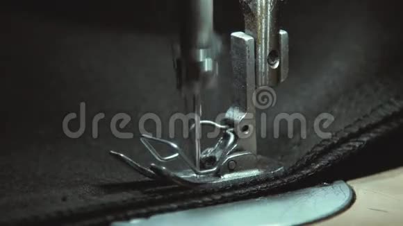 宏观的慢动作的钢缝针上的盘绕缝纫视频的预览图