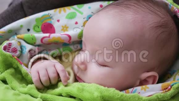 宝宝睡在婴儿车里视频的预览图