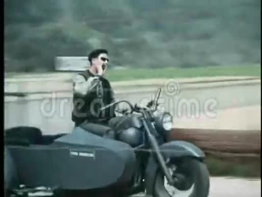 一个骑着老式摩托车的人一边扔着烟视频的预览图
