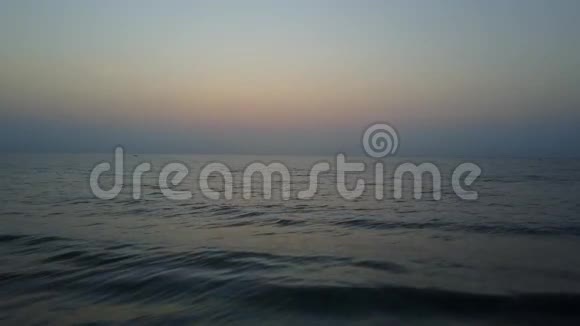 带波浪的日落海的鸟瞰图视频的预览图