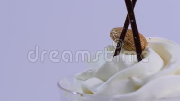 背景杯中香草圣代冰淇淋加奶油的杯子里的冰淇淋特写视频的预览图