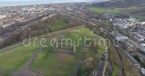 鸟瞰苏格兰卡尔顿山上爱丁堡城市的景色视频的预览图