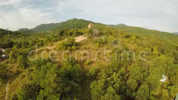 在马尔巴托村的山上教堂菲律宾死因巴拉望空中观景视频的预览图