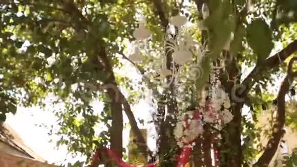 婚礼上有鲜花和花环的水晶吊灯假日装饰乡村风格视频的预览图