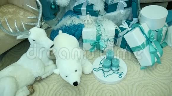 白熊装饰圣诞树下的礼物视频的预览图
