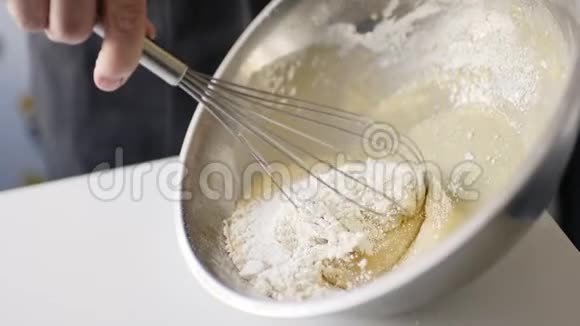 女人准备自制煎蛋卷与搅拌蛋混合的作物镜头视频的预览图