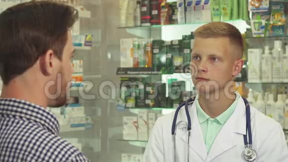 医生在药店听病人说话视频的预览图