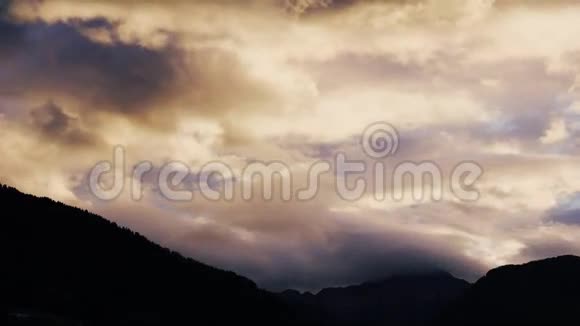 时间推移意大利阿尔卑斯山的日出视频的预览图